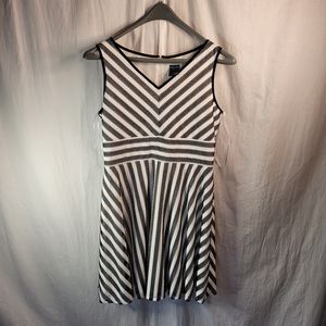 Gabby style womens dress sleeveless lined size 14 black/ white stripes